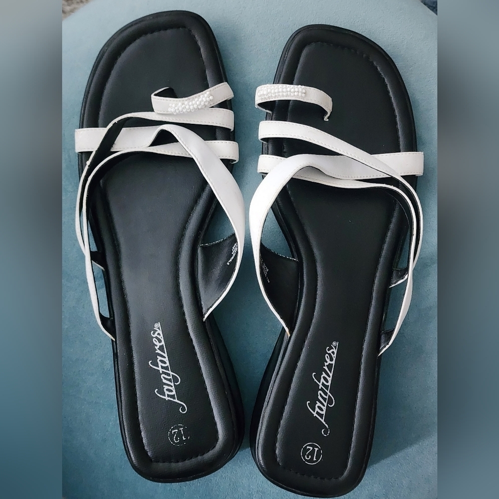 Fanfares Women's White & Black Beaded Toe Loop Slip On Sandals Sz 12